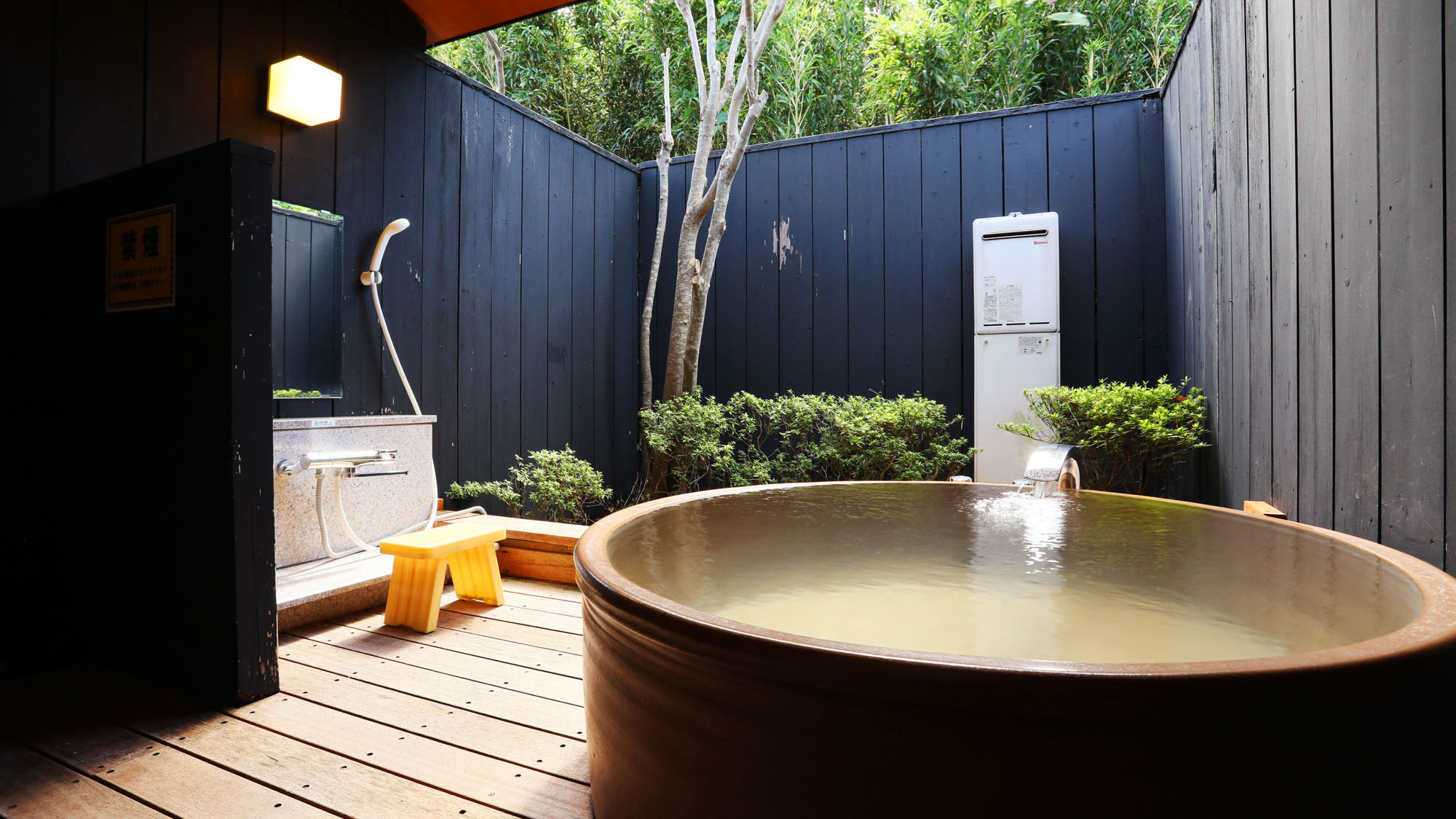 【露天風呂付6畳】風を感じながら湯舟に浸かれます