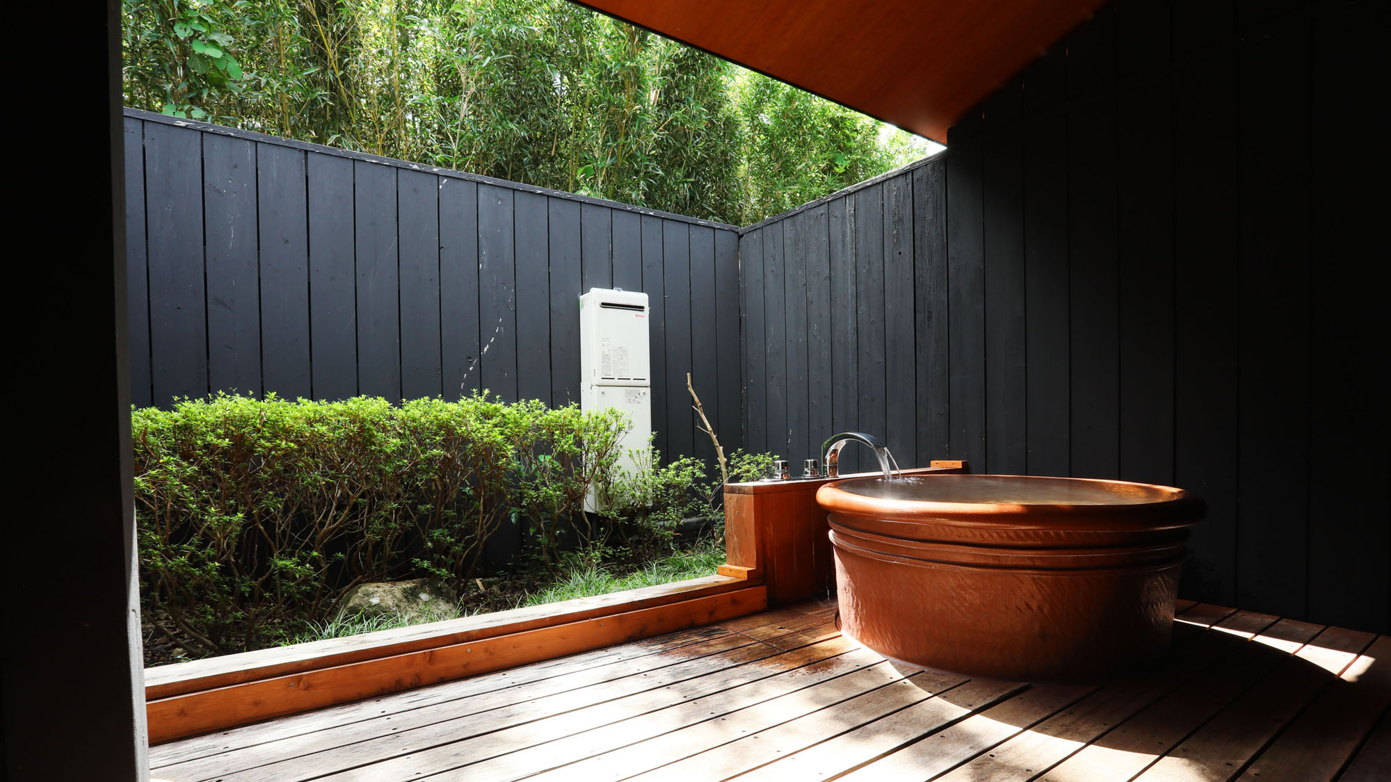 【露天風呂付8畳】明るい光が差し込みます