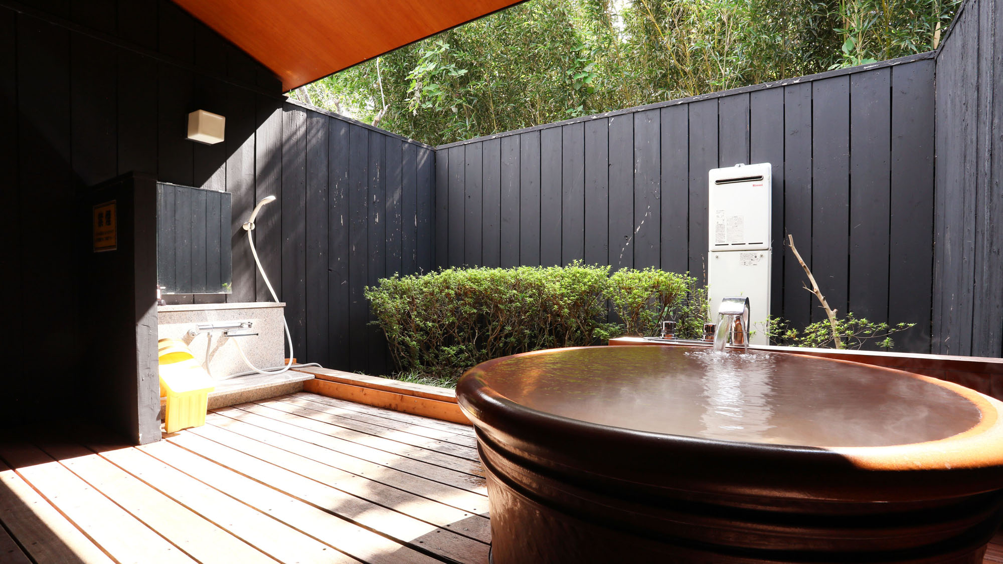 【露天風呂付8畳】広々したデッキに佇む陶器風呂