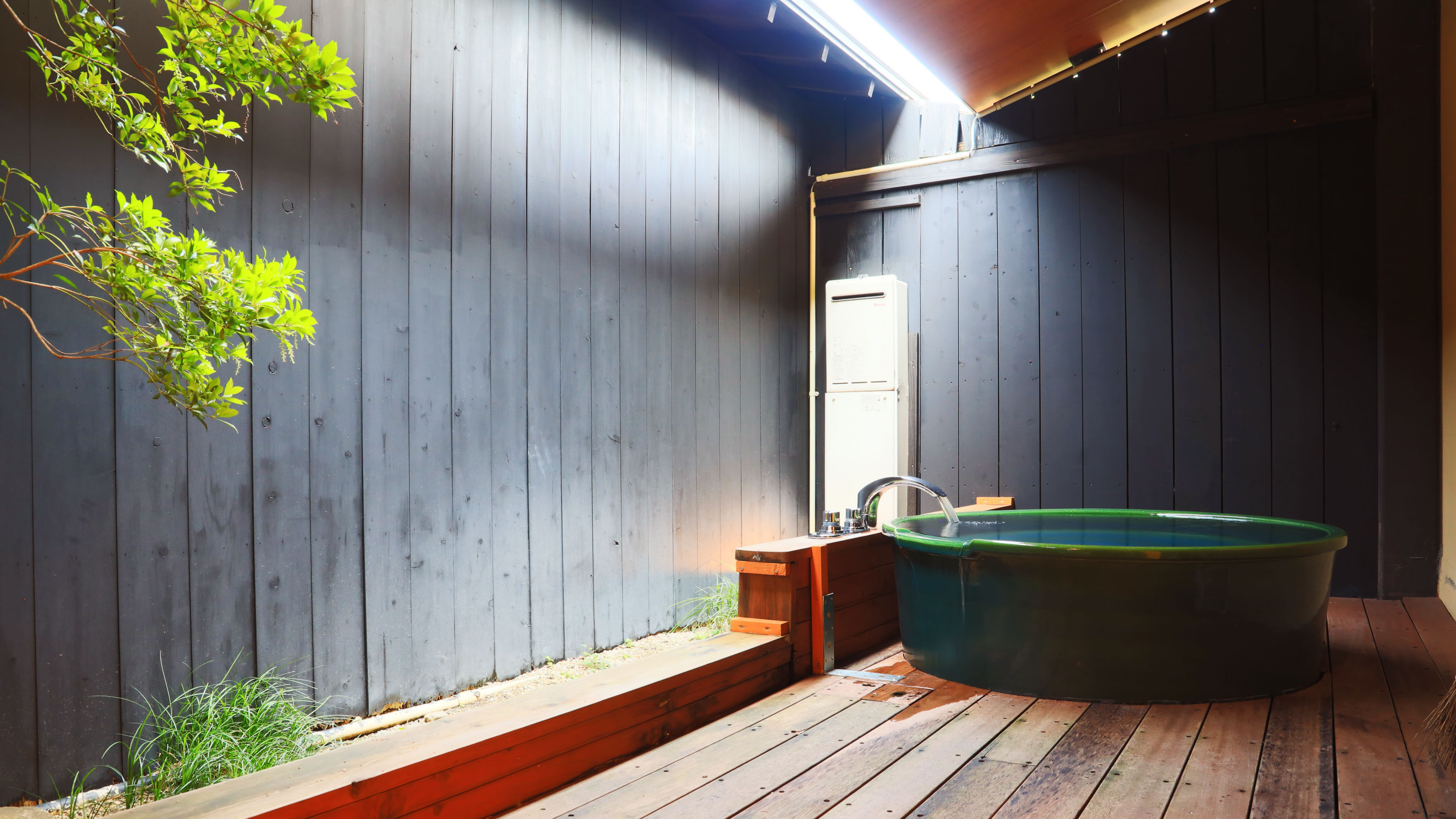 10畳　露天風呂付◆デッキに佇む陶器風呂