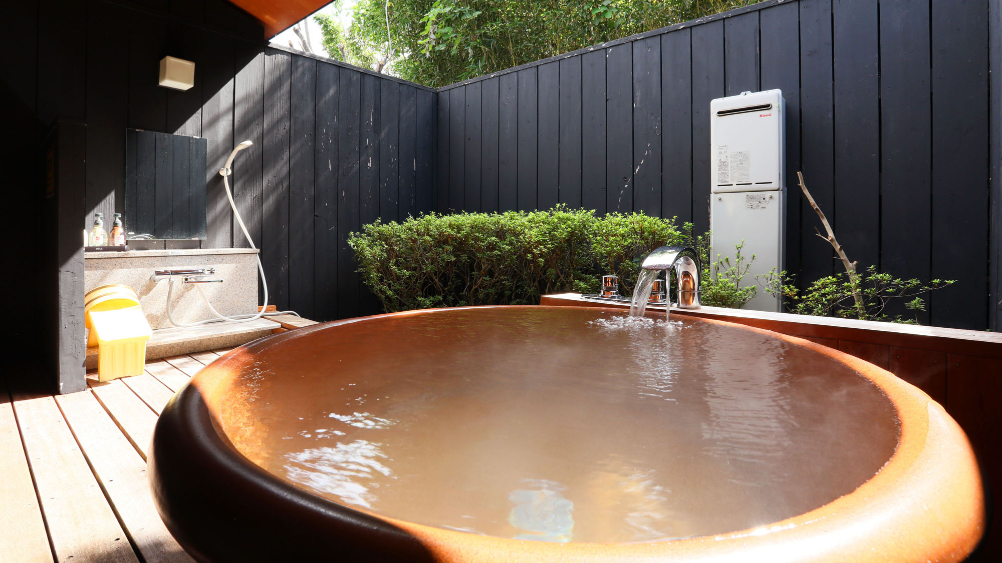 【露天風呂付8畳】自然に囲まれてお風呂を楽しめます