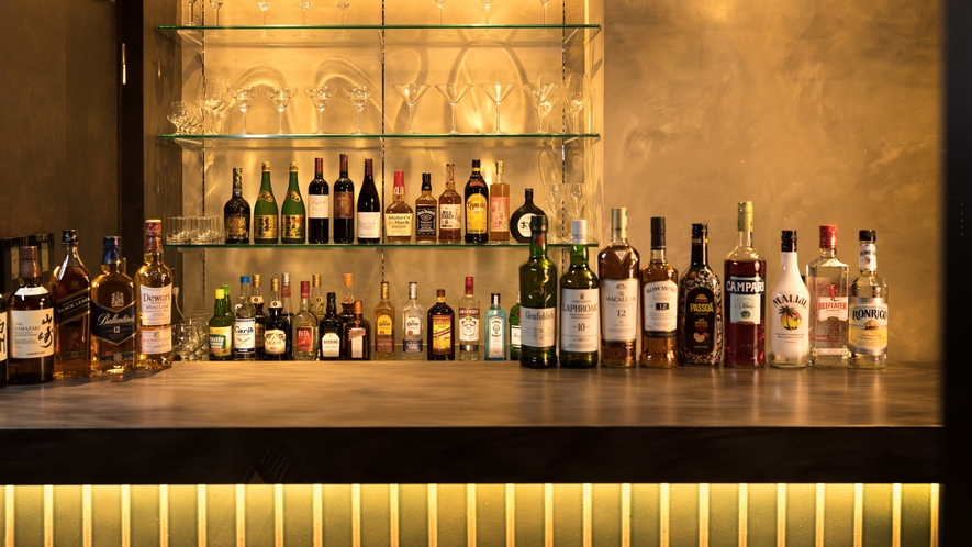 【プールサイドバー The Bar】各種アルコール、ソフトドリンク、軽食をご用意しております。