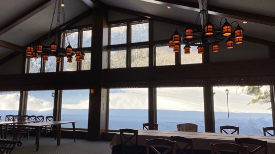 レストランから広大な自然を望む