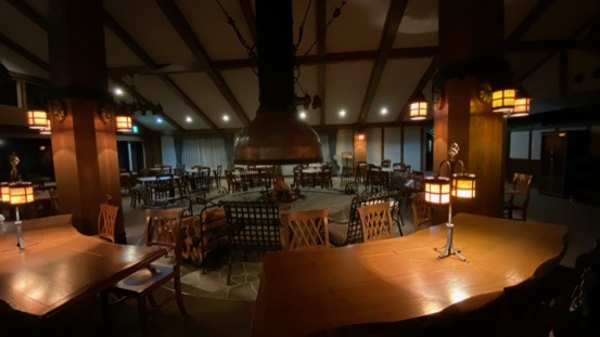 レストランの大型暖炉