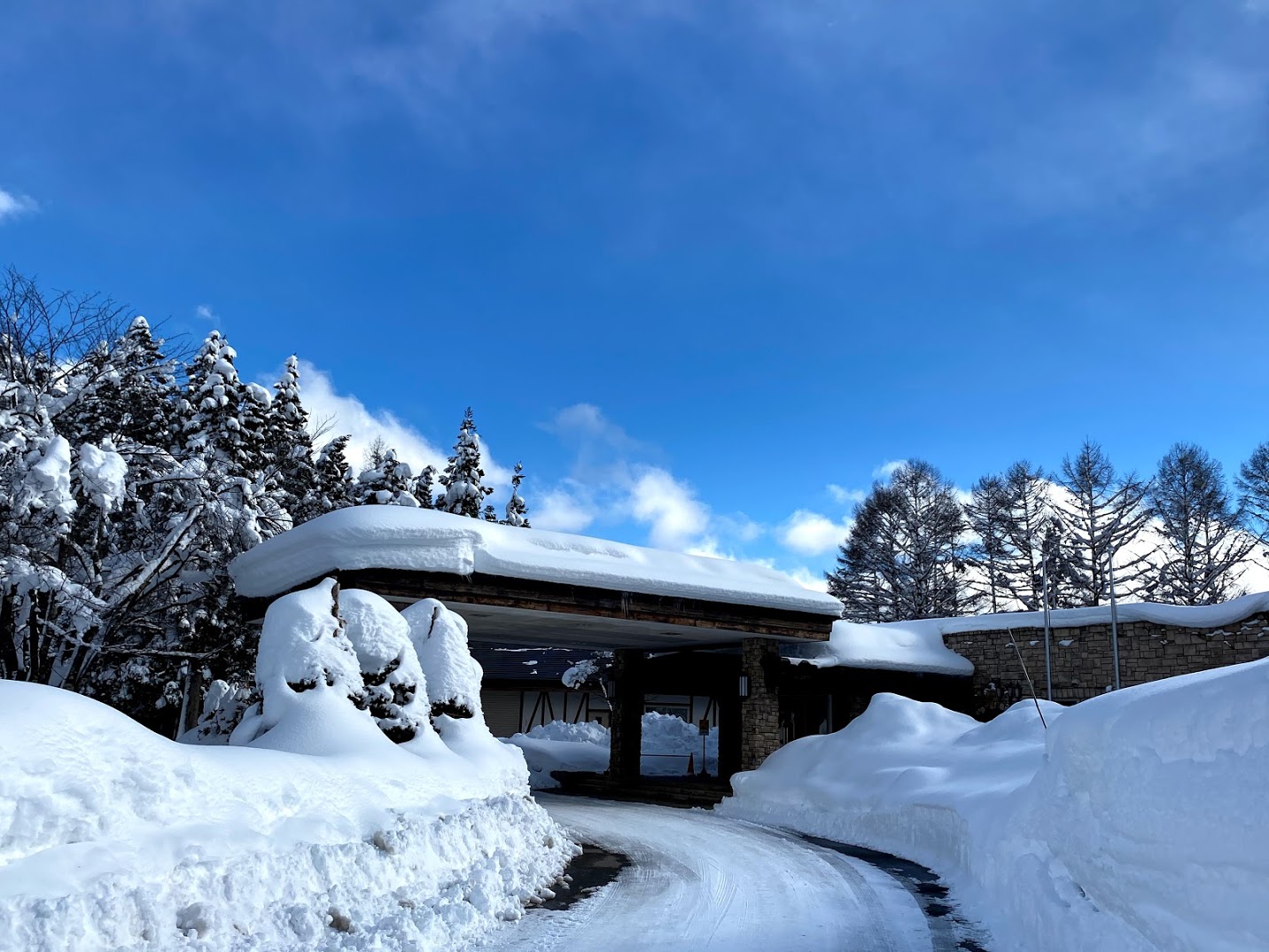 ホテルの車寄せ