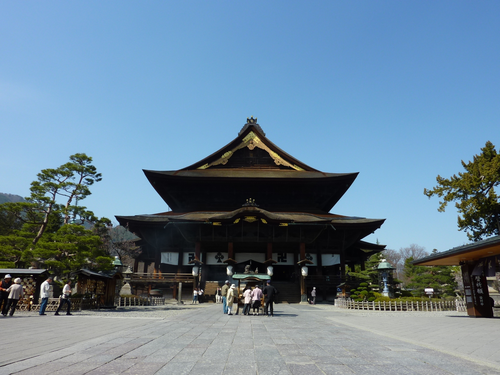 ホテル周辺の景観／長野善光寺