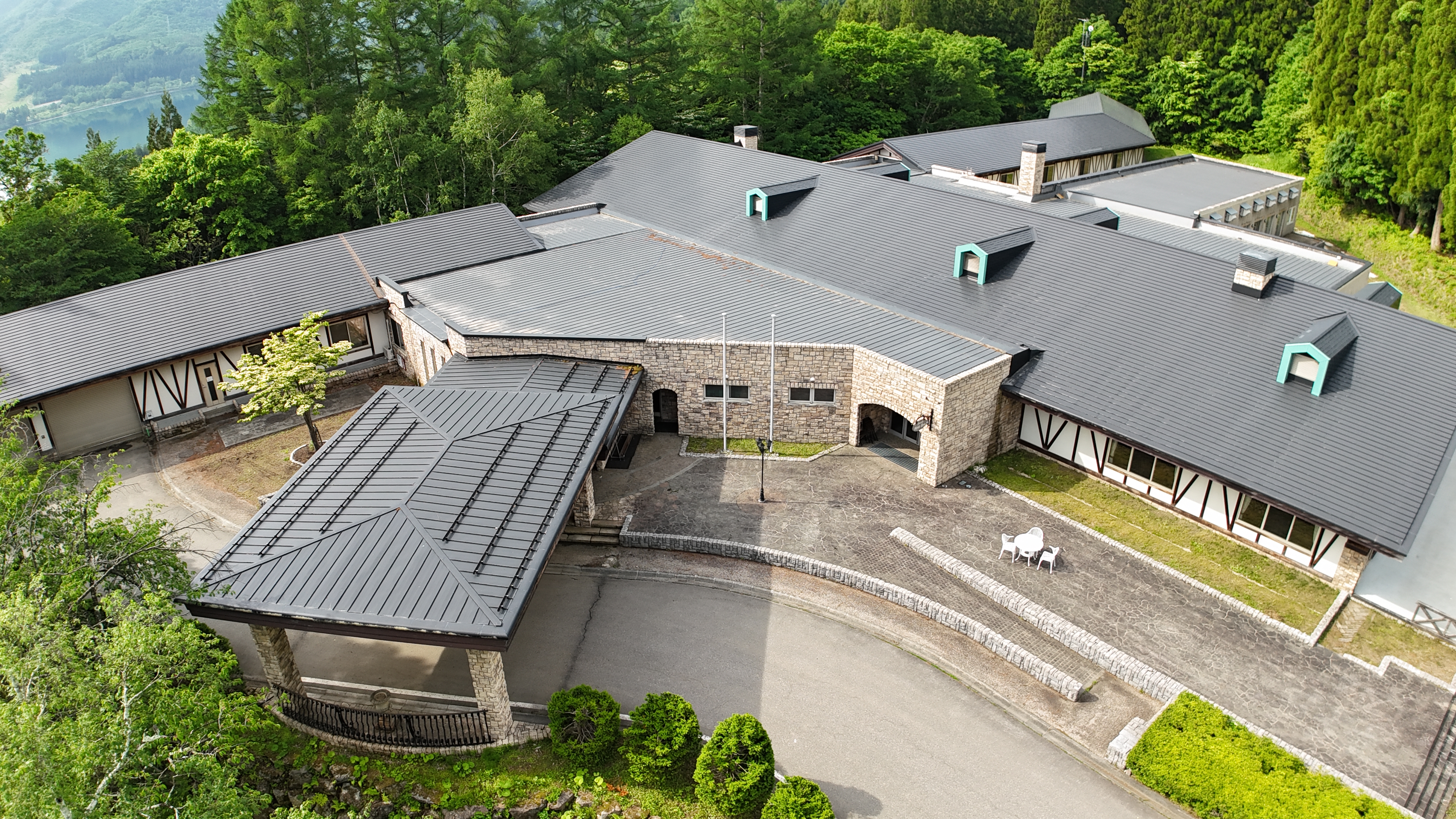 ようこそWhite Hotel Grand Hakubaへ。白馬さのさかスキー場中腹に佇む当館。グリーンシーズンには、鳥たちのさえずりと森の息吹に包まれた癒やしの時間をお過ごしいただけます。冬季はゲレンデが目の前に広がる絶好のロケーションで、ウィンタースポーツを存分にお楽しみください。