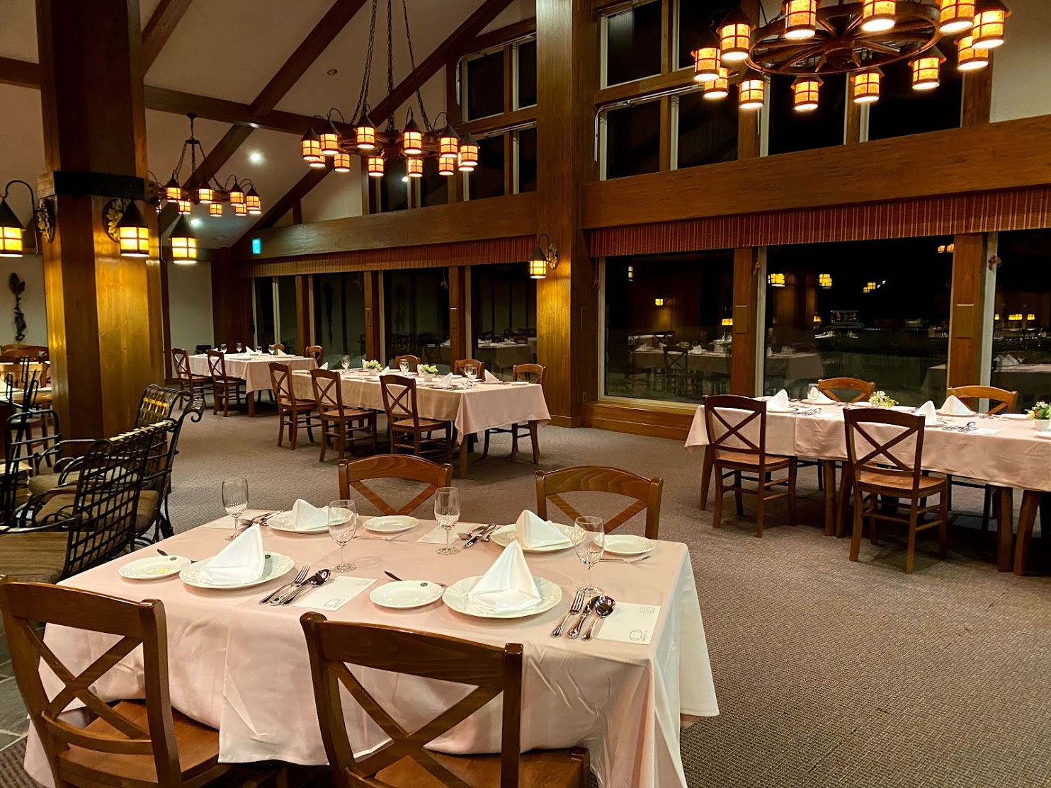 夜のレストラン。