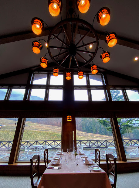 天井まで５メートル以上の、広々としたレストラン