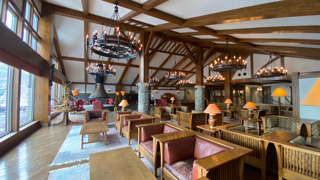 朝日が差し込むラウンジとテラス