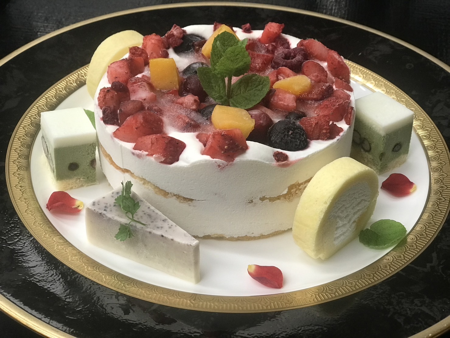 【ケーキと花束付きアニバーサリープラン・】選べるメイン料理会席・ハーフビュッフェ＆２４時間飲み放題