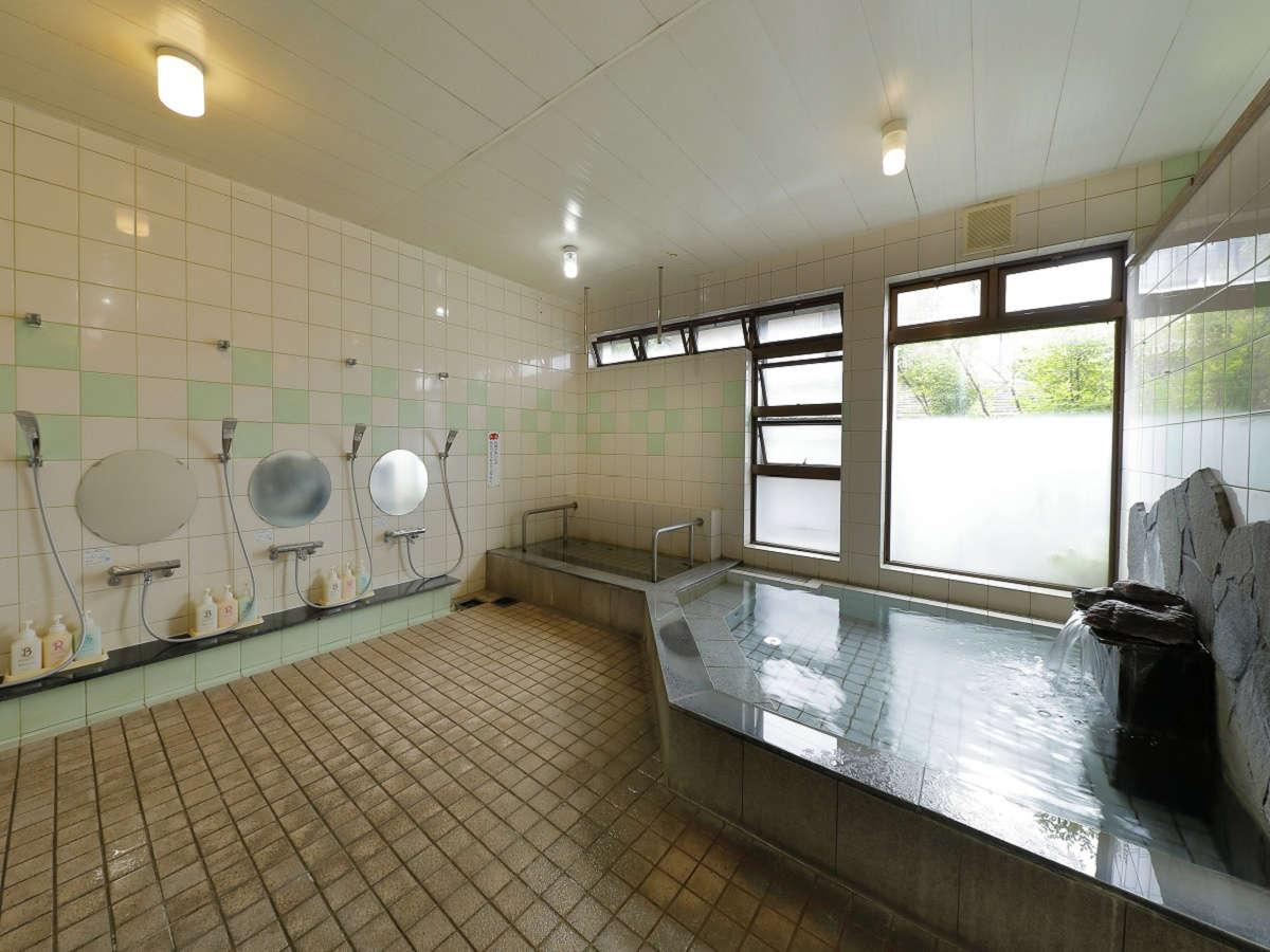 女性浴場：浴槽のお湯はラジウムを含有させたお湯を使っており、湯温は40～41度に調整しております。