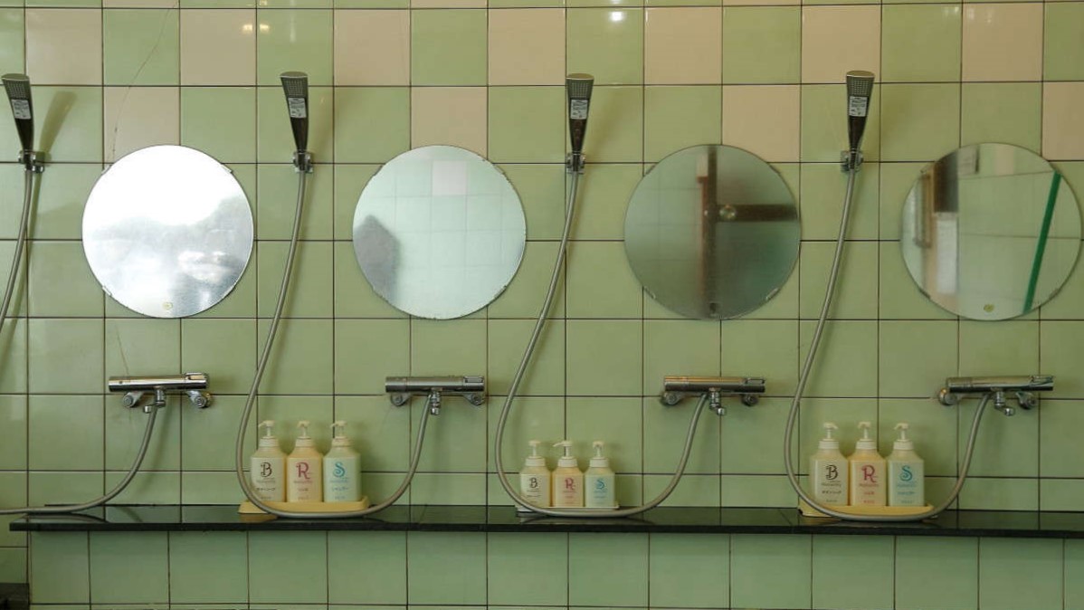 男性浴場：浴槽のお湯はラジウムを含有させたお湯を使っており、湯温は40～41度に調整しております。