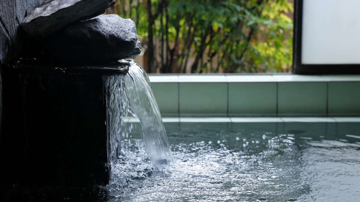 男性浴場：浴槽のお湯はラジウムを含有させたお湯を使っており、湯温は40～41度に調整しております。