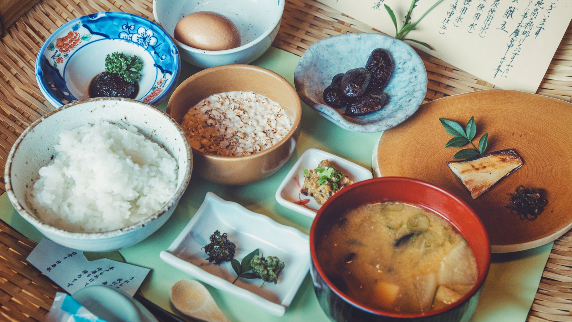 ご朝食：当館自慢の「幸せの笊盛り御膳」