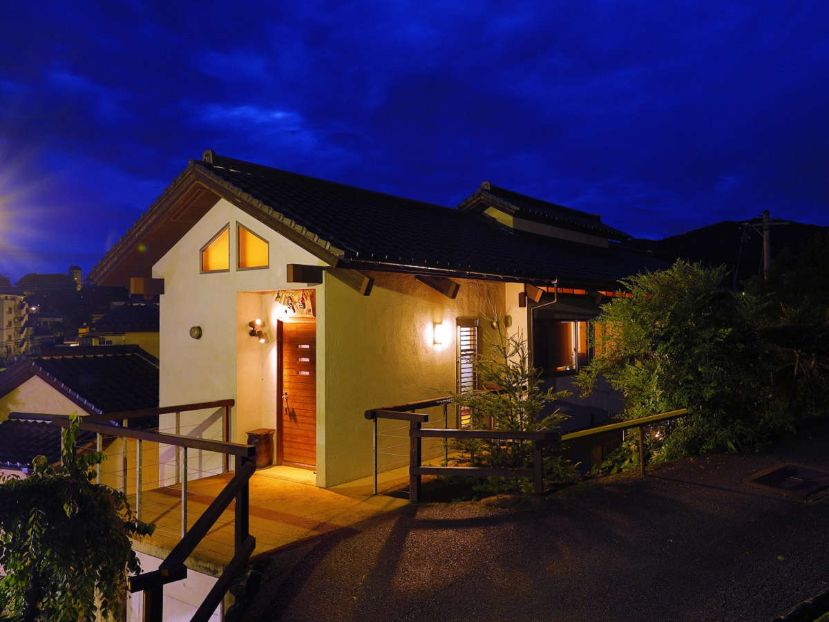 ホテル四季見の外観(夕方）