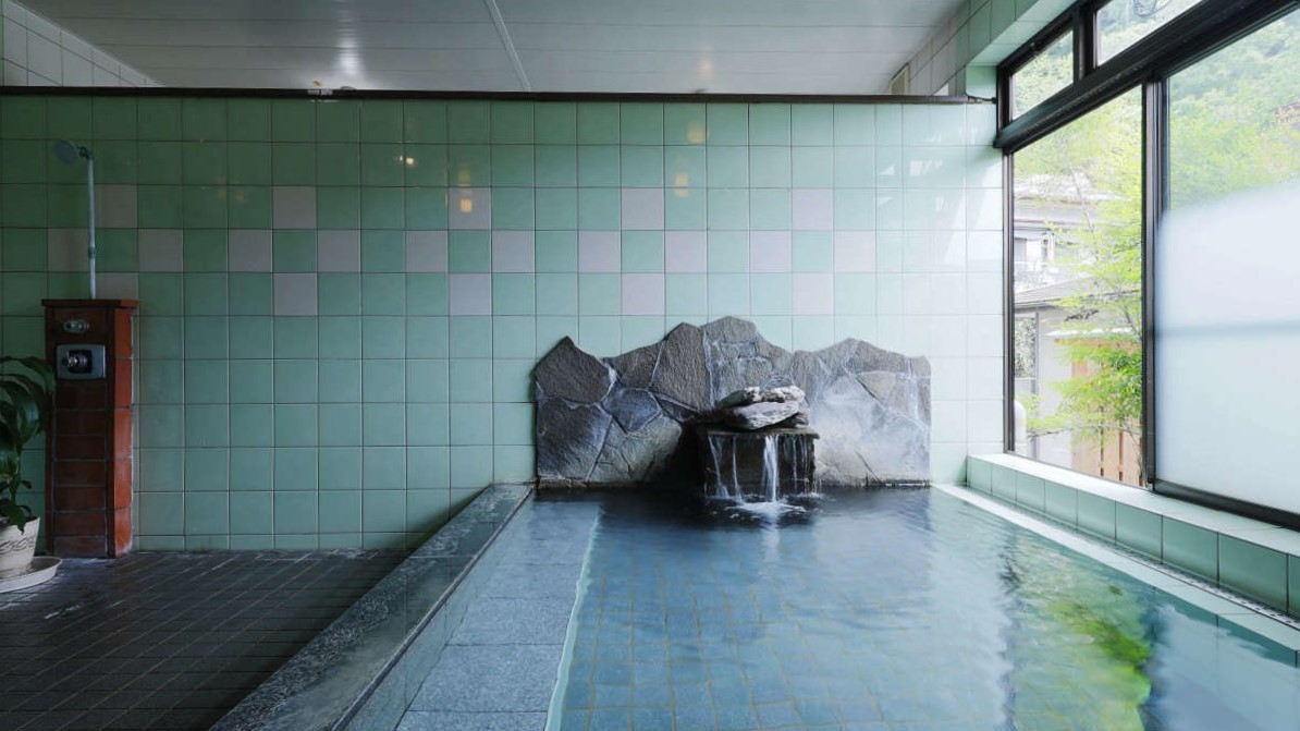 男性浴場：浴槽のお湯はラジウムを含有させたお湯を使っており、湯温は40～41度に調整しております。