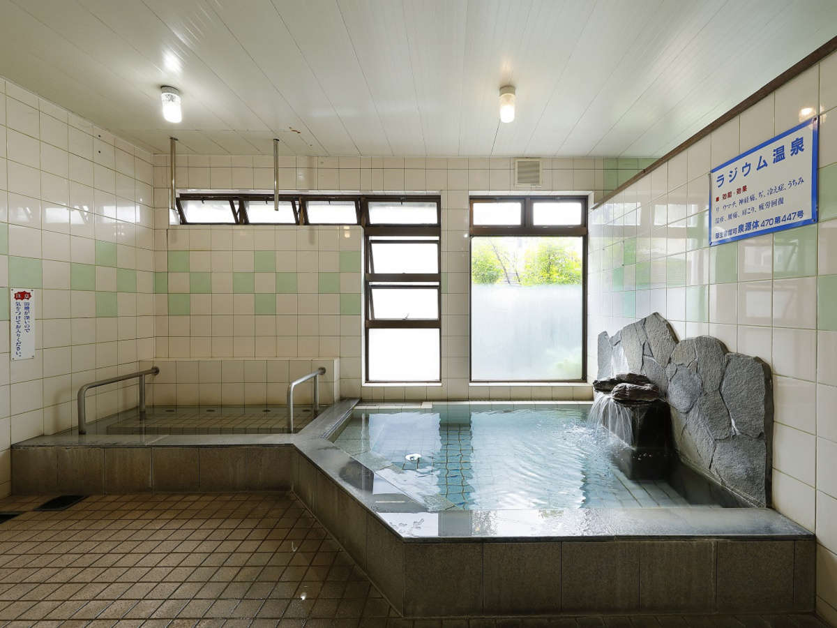 女性浴場：浴槽のお湯はラジウムを含有させたお湯を使っており、湯温は40～41度に調整しております。