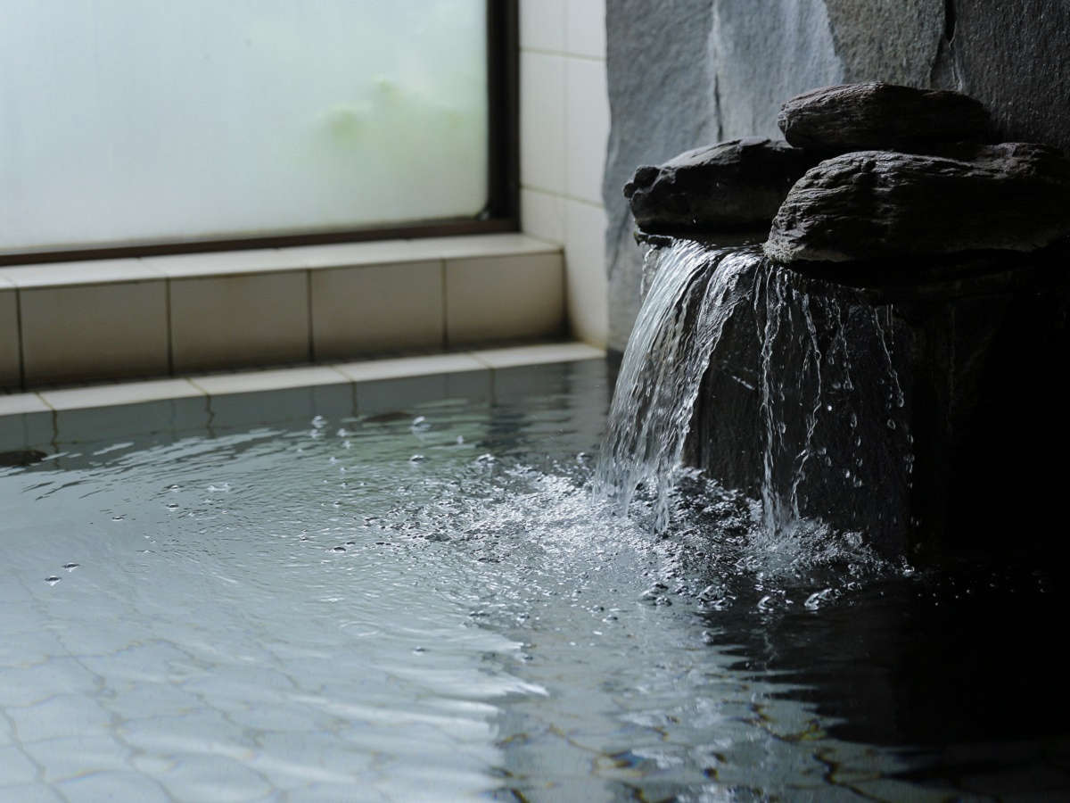 女性浴場：浴槽のお湯はラジウムを含有させたお湯を使っており、湯温は40～41度に調整しております。