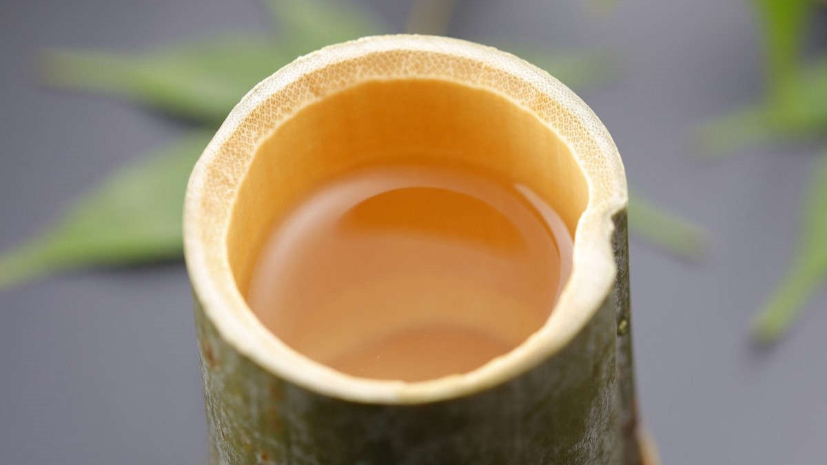 「かっぽ酒」青竹に日本酒を注ぎ、直火で焙って竹の香りと甘みをだした名物