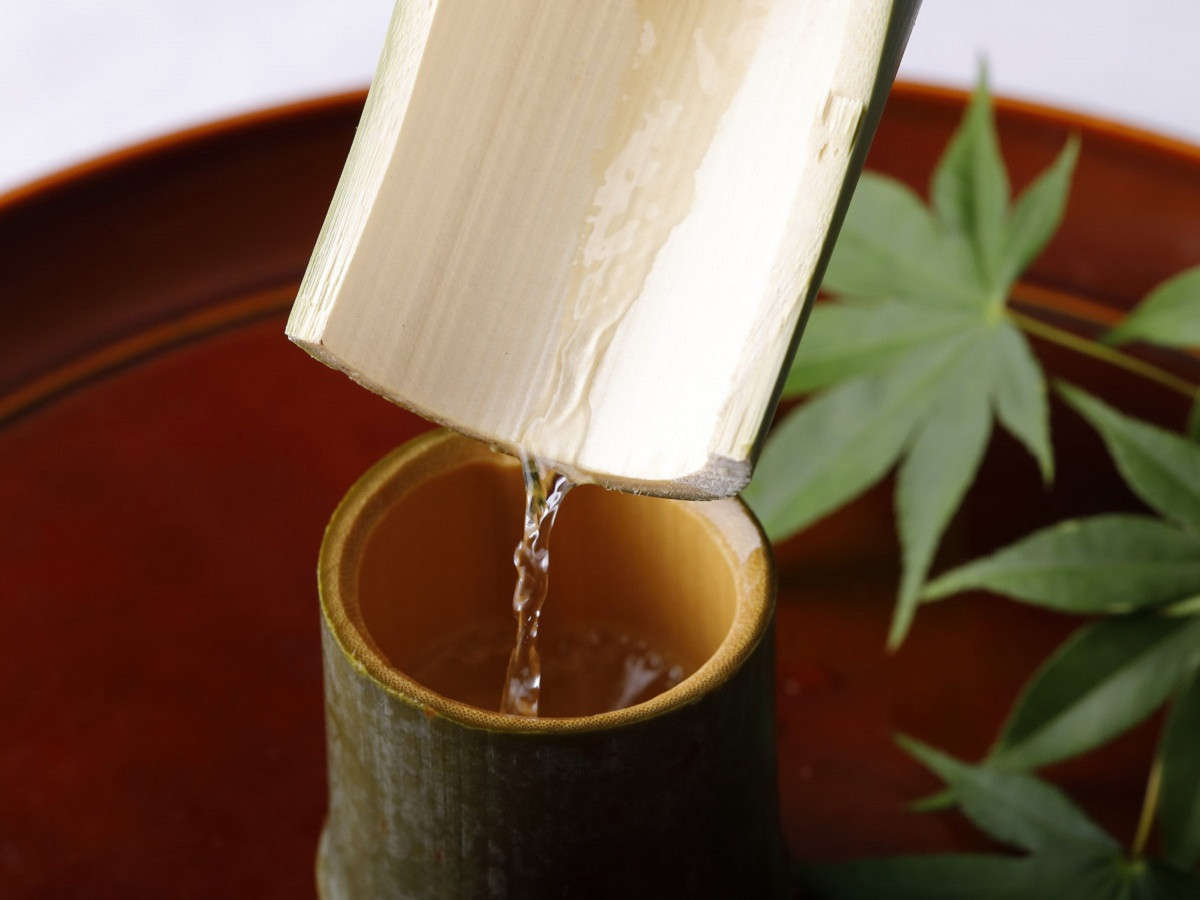 「かっぽ酒」青竹に日本酒を注ぎ、直火で焙って竹の香りと甘みをだした名物