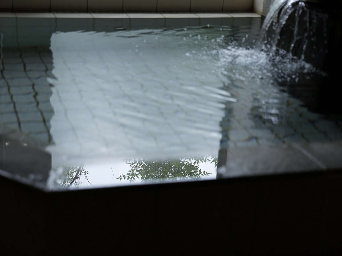 女性浴場：浴槽のお湯はラジウムを含有させたお湯を使っており、湯温は40～41度に調整しております。