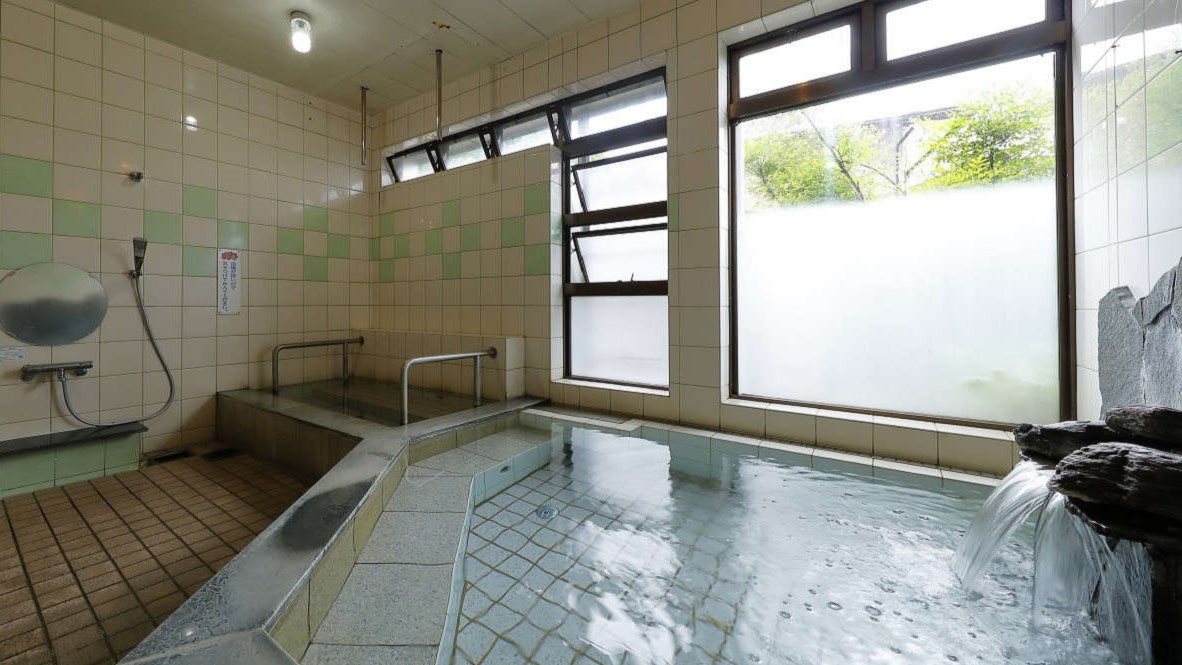 女性浴場：浴槽のお湯はラジウムを含有させたお湯を使っており、湯温は40～41度に調整しております。
