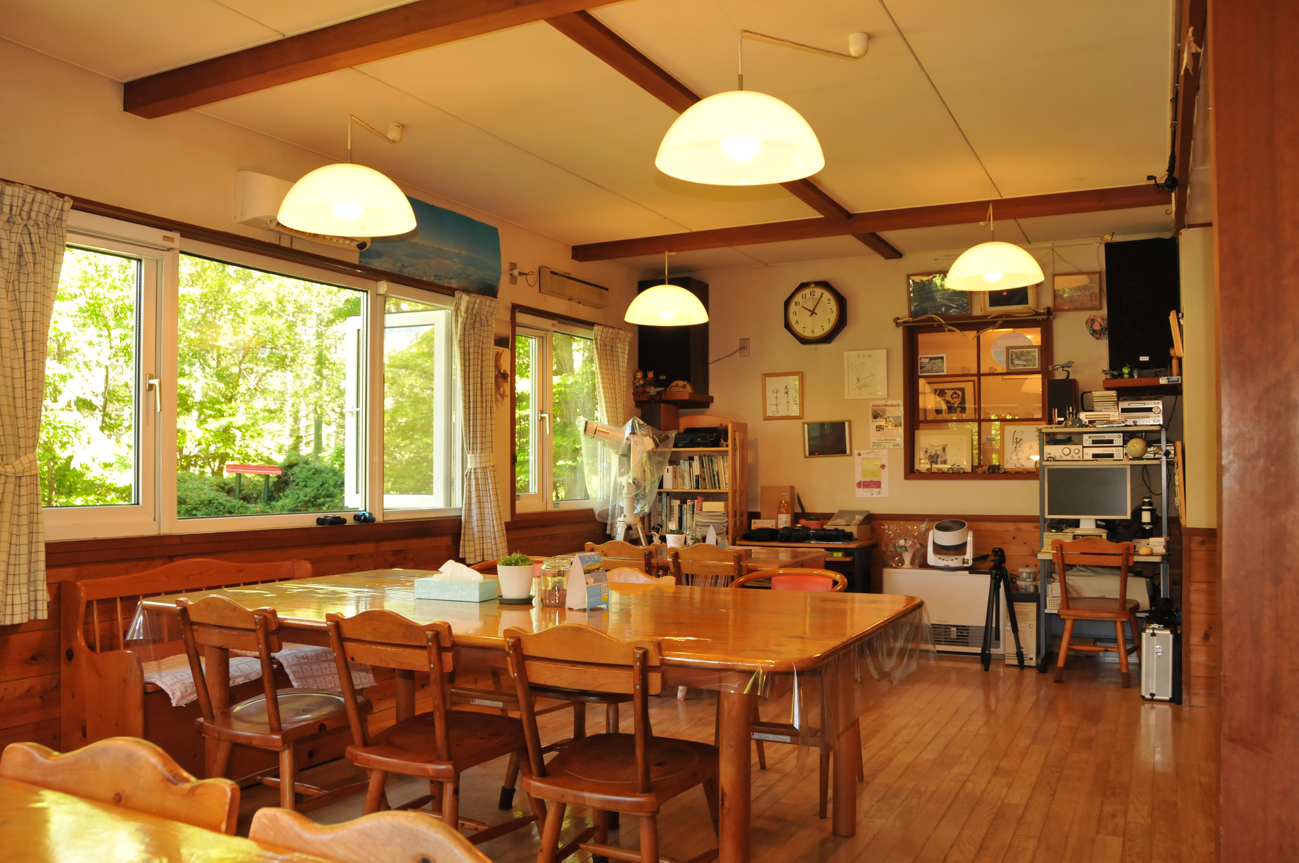 木のぬくもりに包まれた食堂