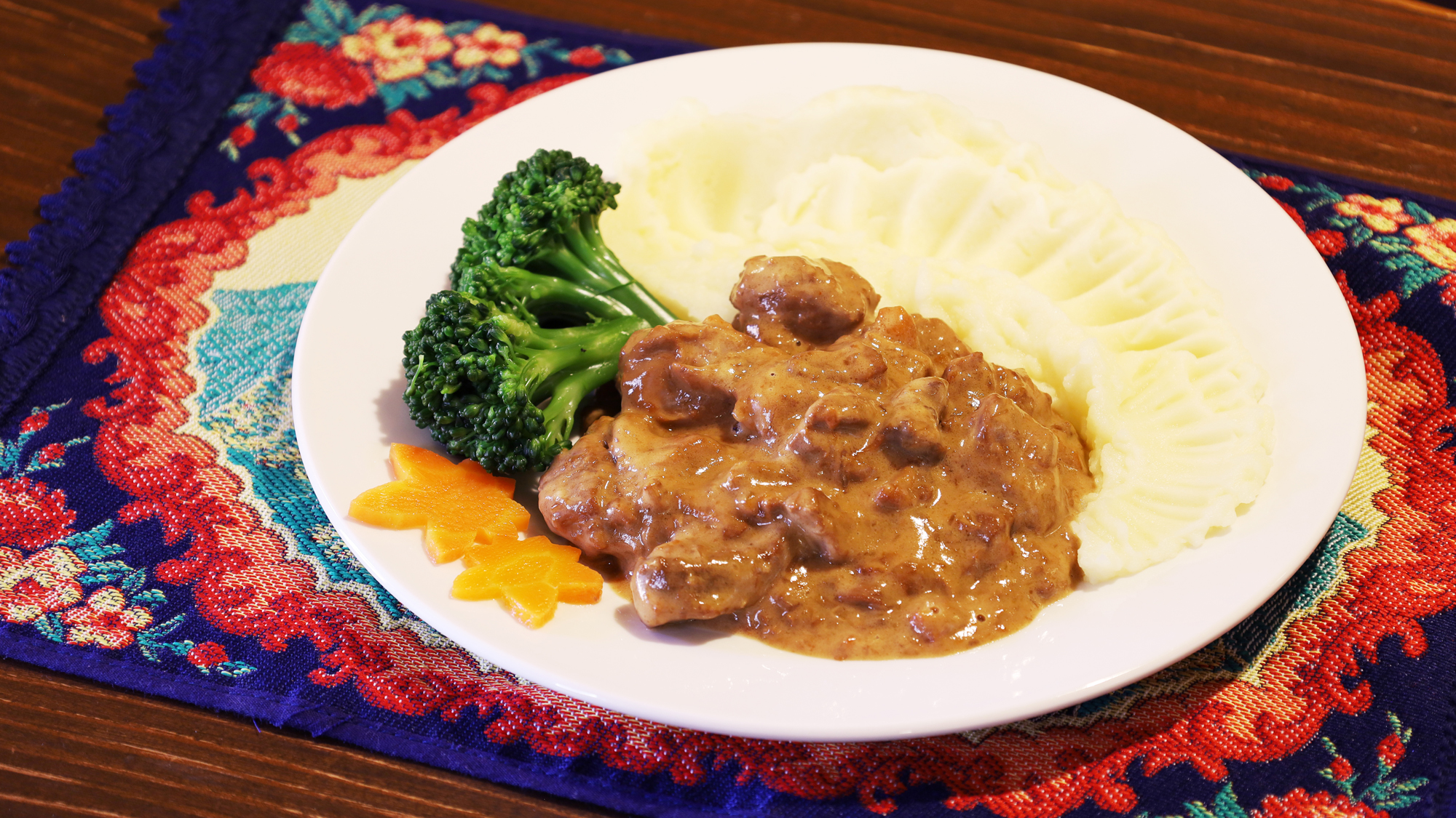 【ビーフストロガノフディナープラン】煮込みは豚肉だったり牛肉だったり、季節や仕入れにより色々♪