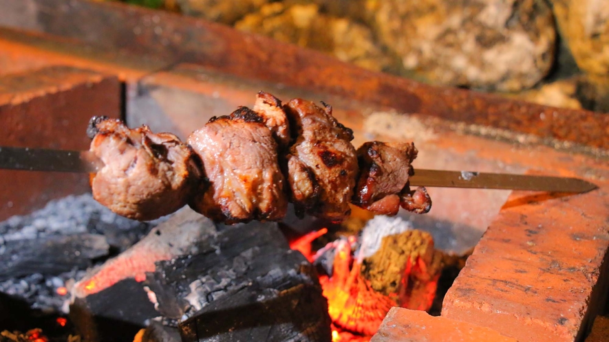 肉の串焼きをじっくりロースト。