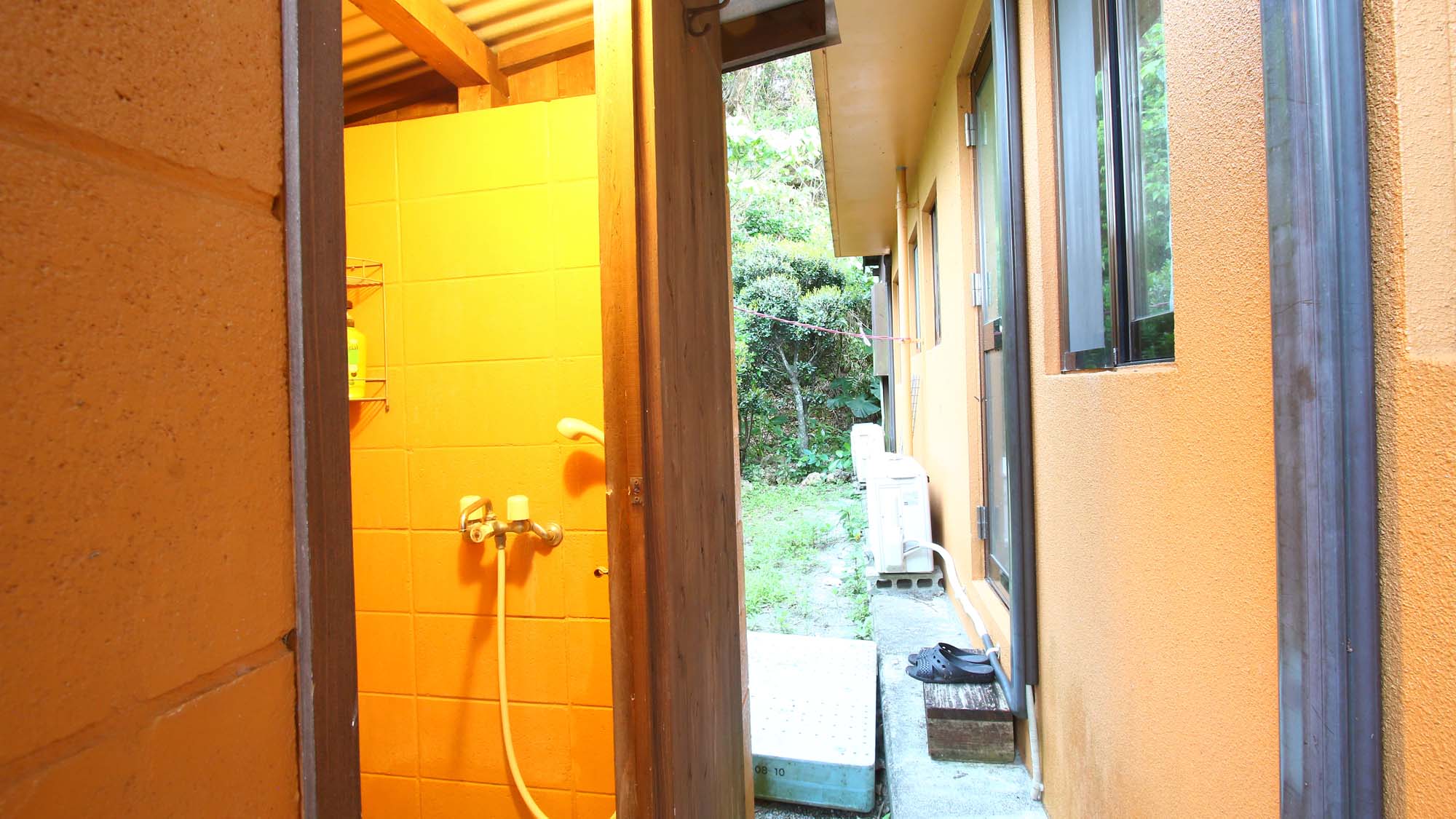 共有のシャワールームは外にございます。