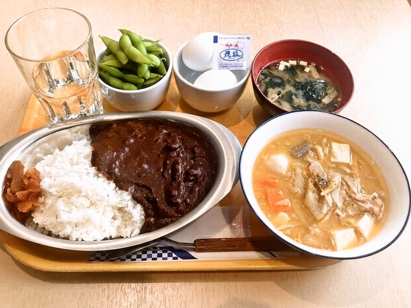 夕食が　2025/4/26変わりました。地元のお肉屋さんの自然豚使用の　自家製琢汁と　　ゴーゴーカレー監修金沢カレーに　なりました。枝豆取り放題　ゆで卵2個付