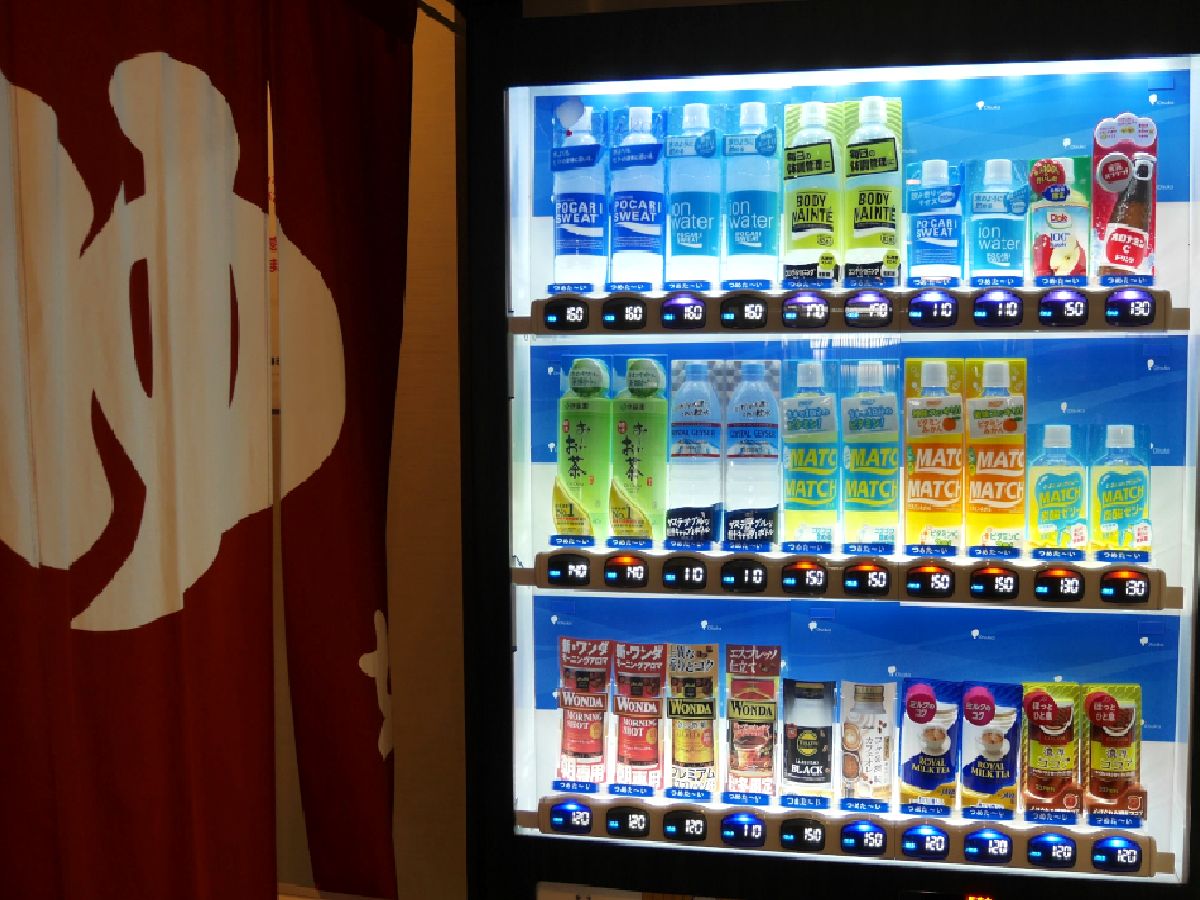 大塚製薬の自販機　ポカリスエット、オロナミンＣなど販売しています。サウナの後はオロポで