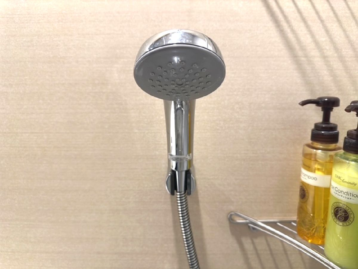 客室　シャワーヘッドは大型です。豊富な湯量です。疲れを一瞬で吹き飛ばす、強力なシャワーでリフレッシュ