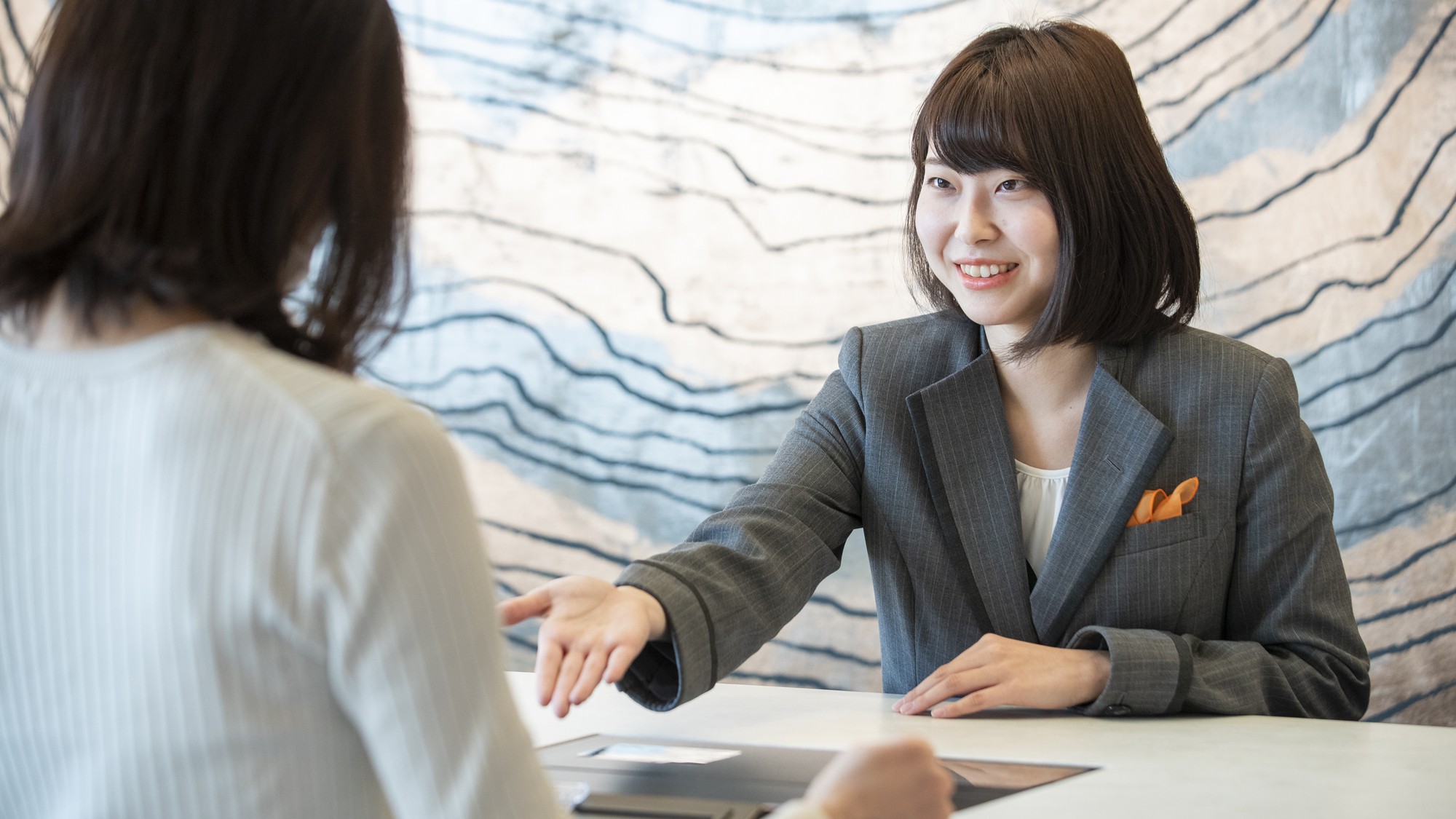 チェックイン、チェックアウトはセルフマシーンで承ります。使い方はお気軽にお尋ねください。