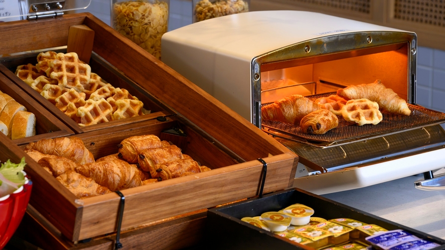 フランス直輸入のパンを複数種類ご用意♪トースターで焼くとまた格別です。