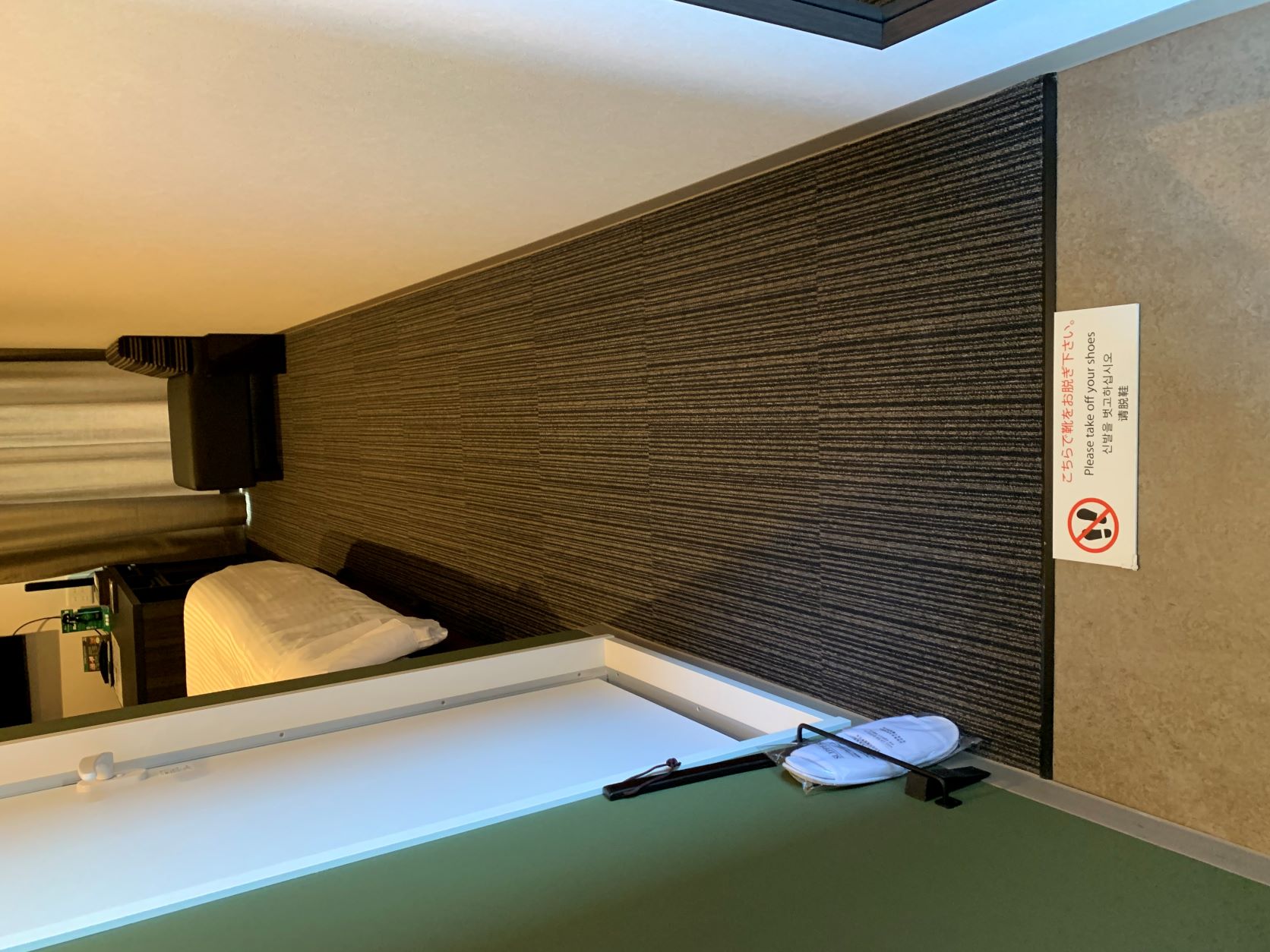 お部屋には履物を脱いでお上がりください