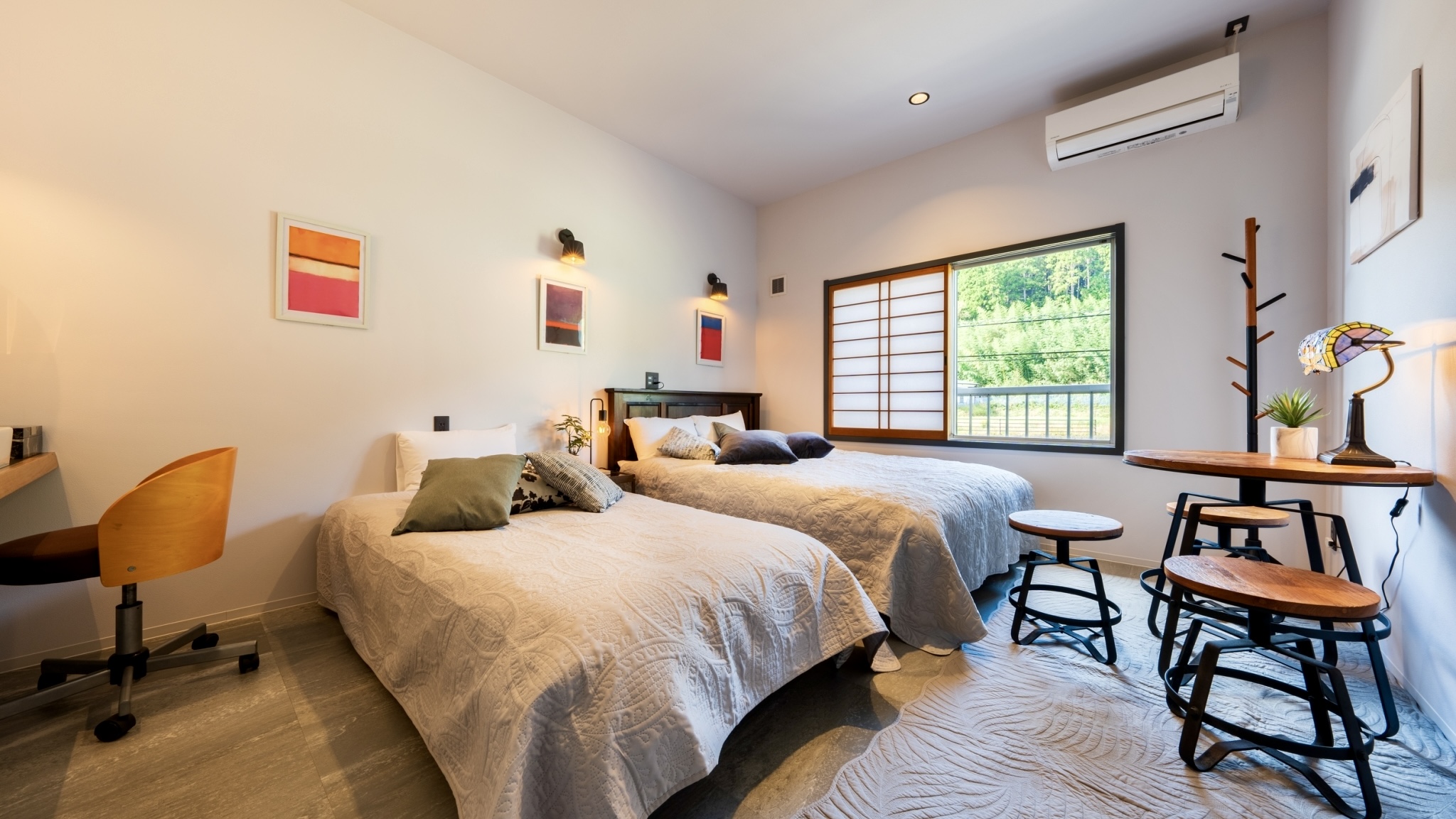 【洋館】1号室・洋室／ダブル&times;1台　シングル&times;1台