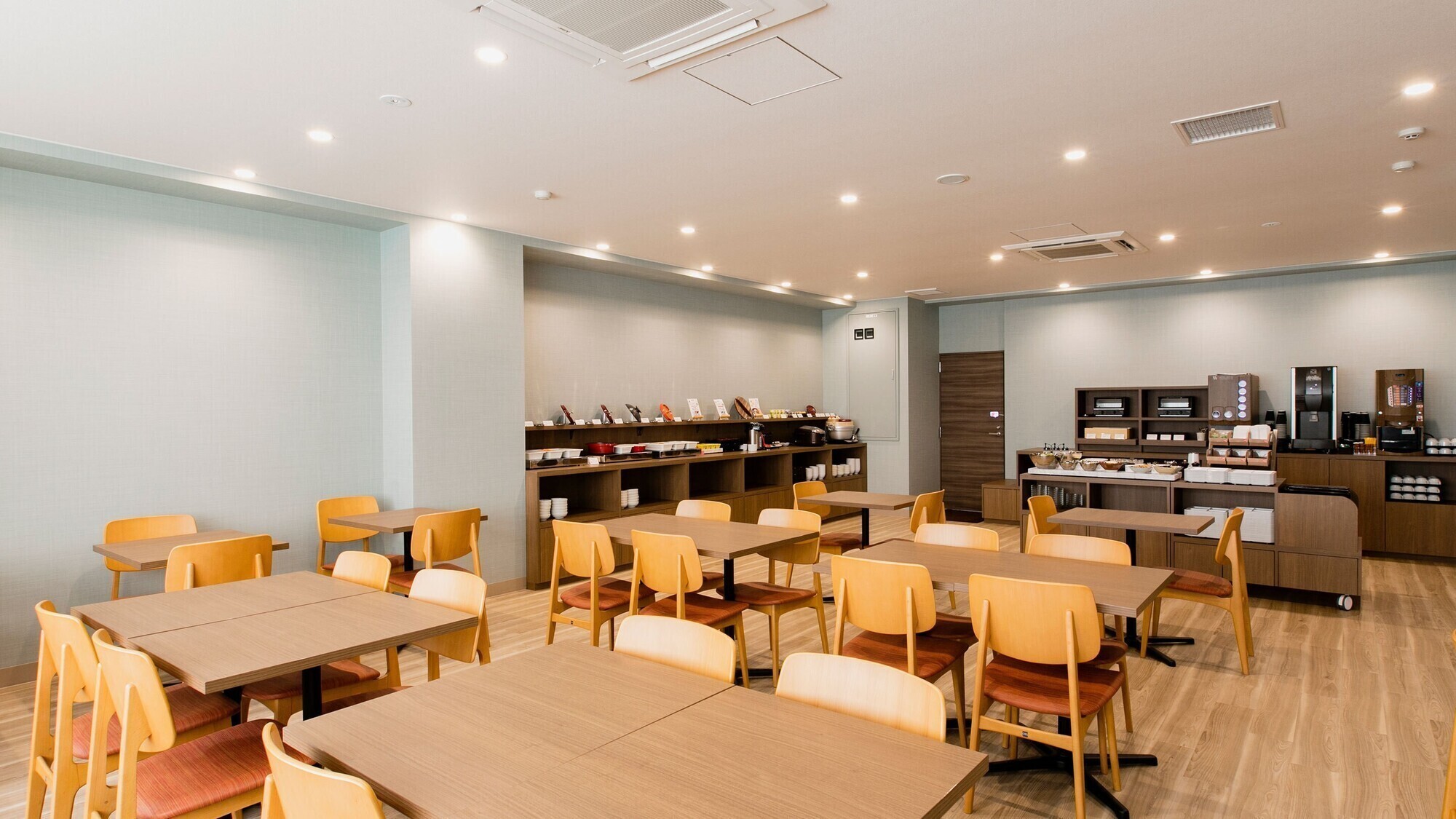 【レストラン】朝日の差し込む明るい店内