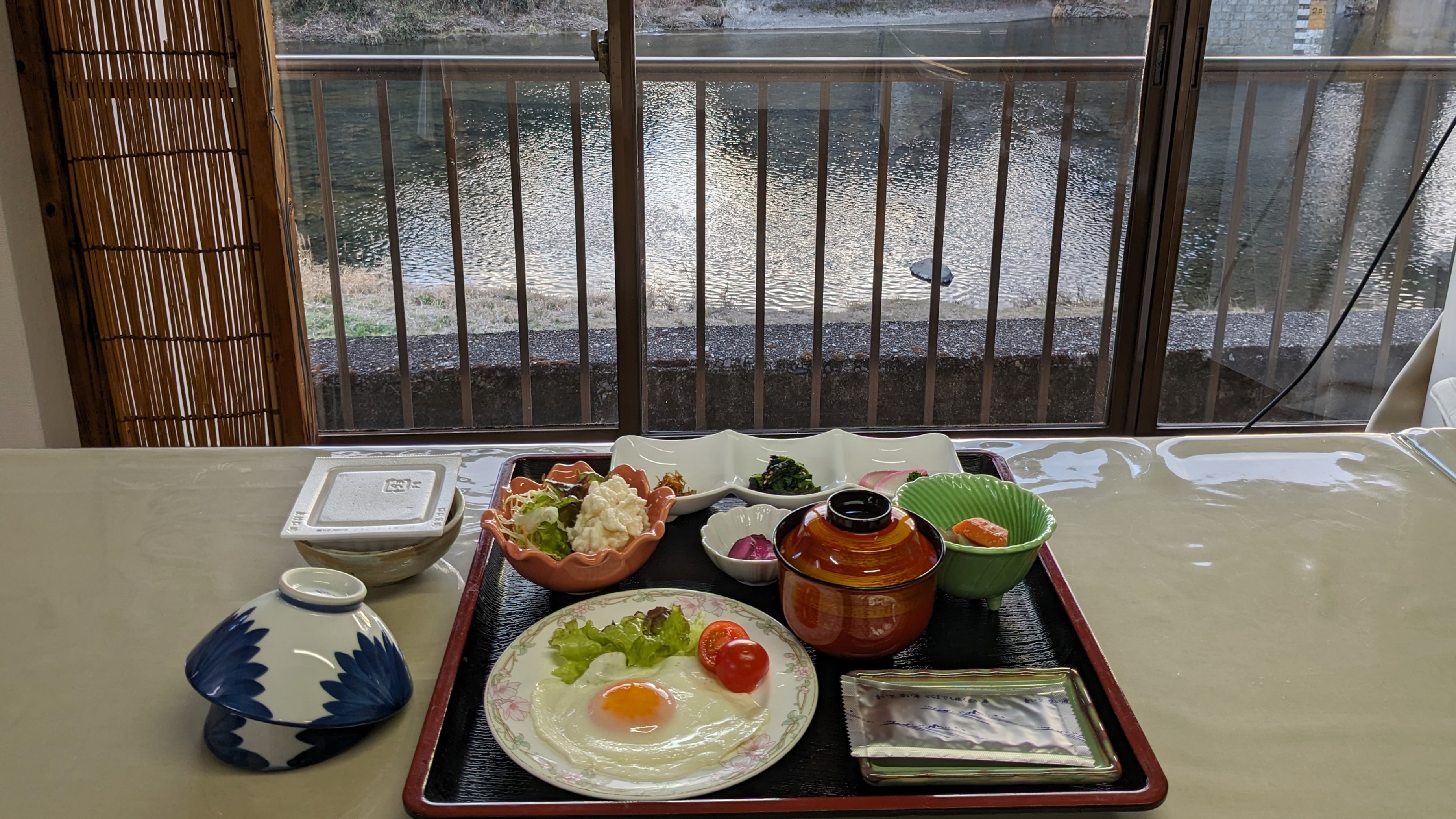 *【朝食一例】川沿いの食堂からの景色 ※当日の状況で異なる場合がございます