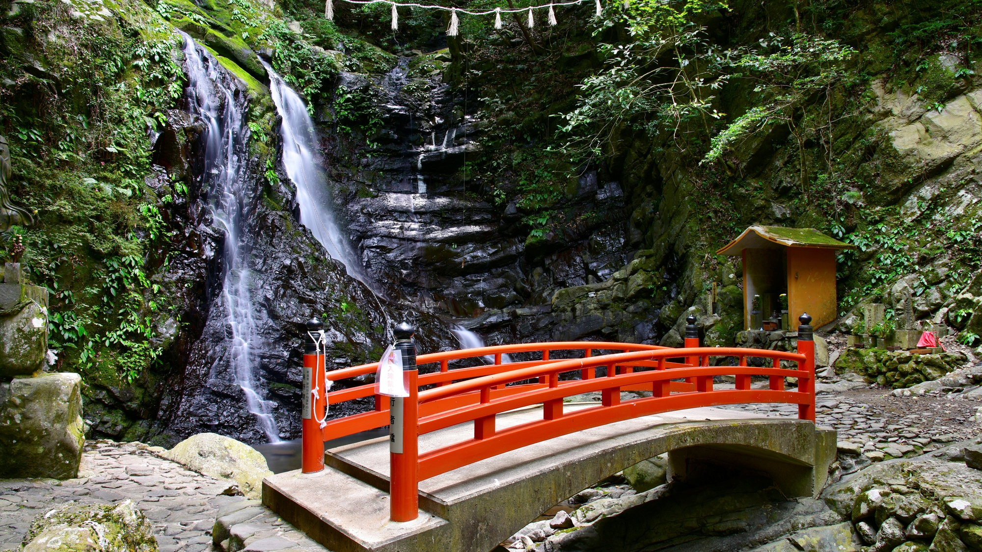 【当館から車で20分】山あいの静かな温泉地、滝行の場としても知られる「犬鳴山温泉」