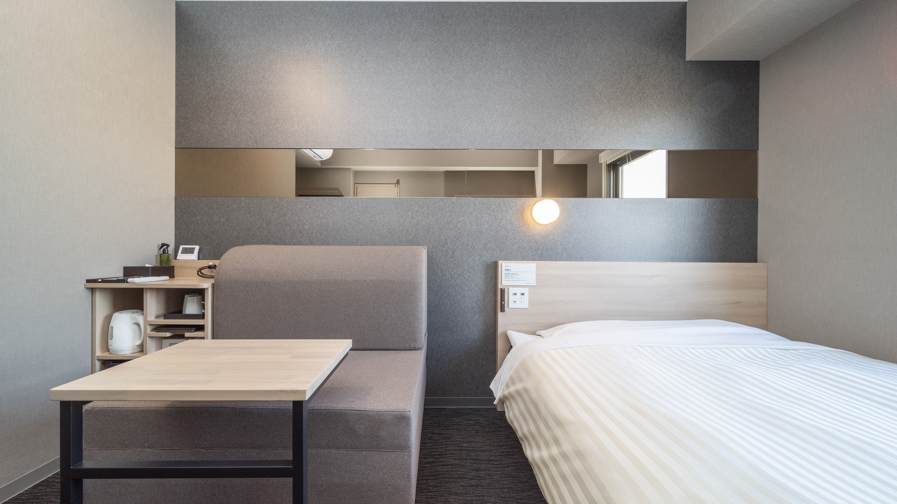 ダブルベッドとソファーベッド付きのお部屋