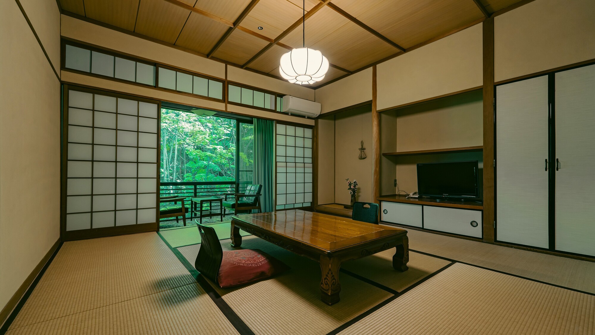 楓を臨むあたたかみのある和室（一例）