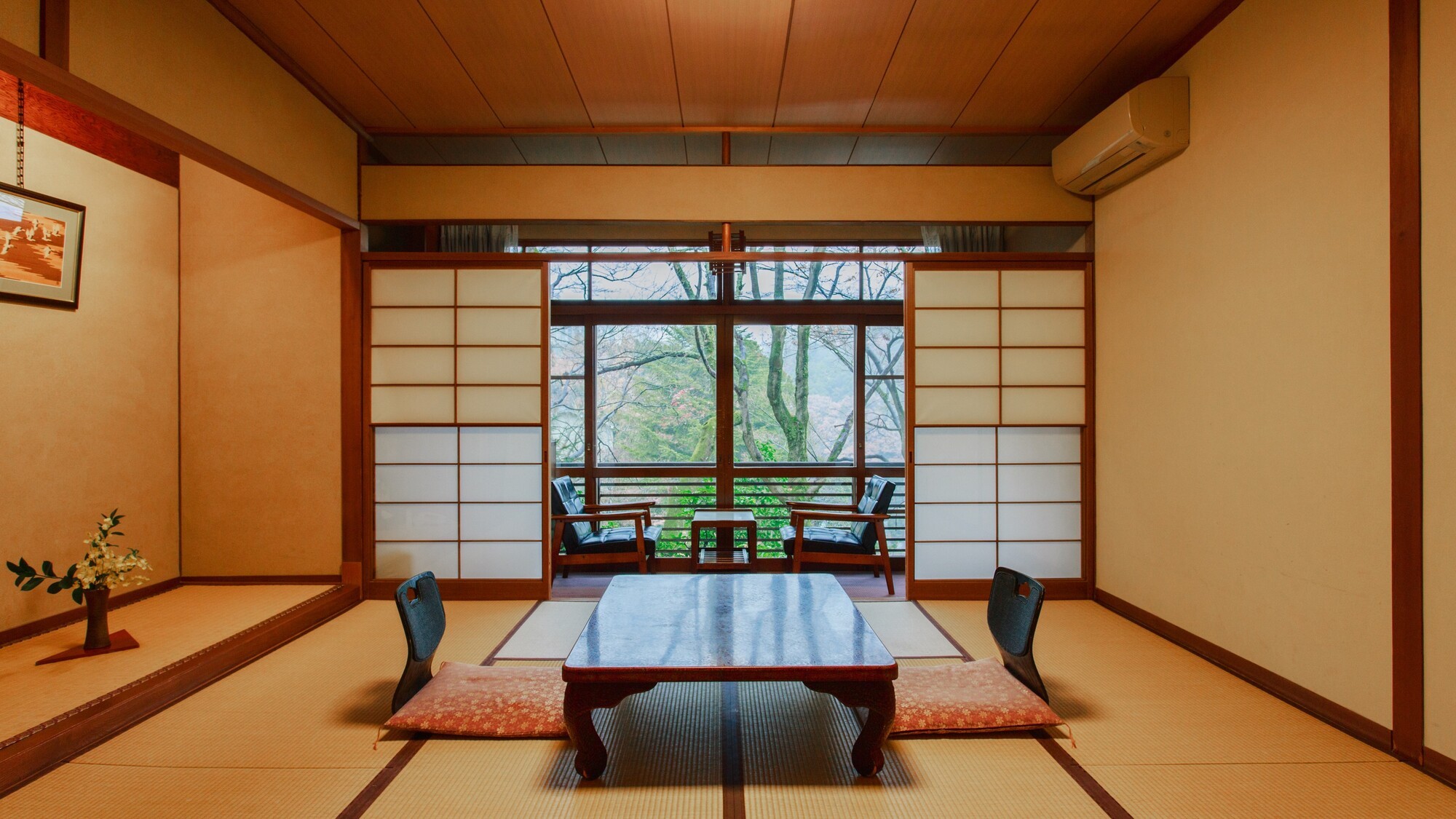 楓を臨むあたたかみのある和室（一例）