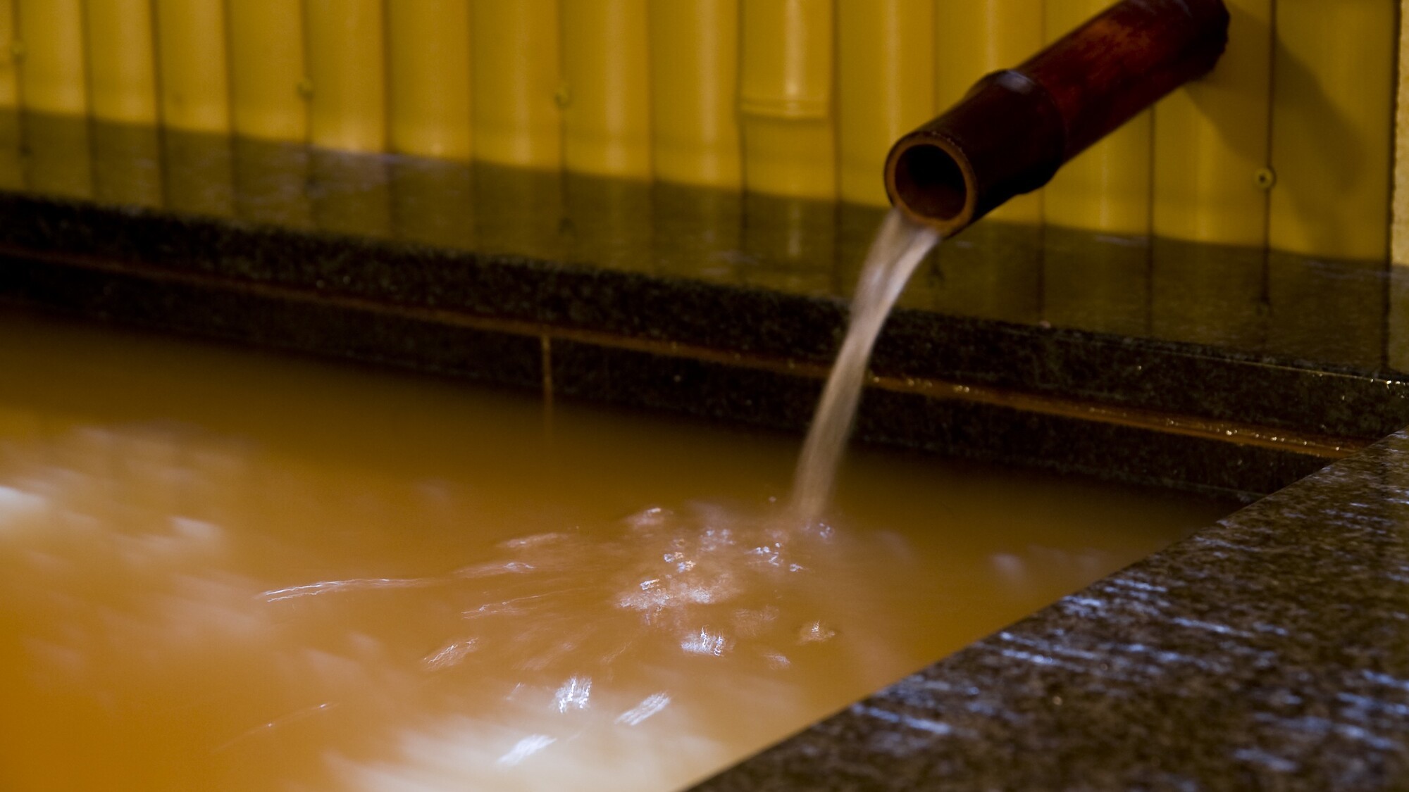 貸切風呂は金泉と白湯を備えております。