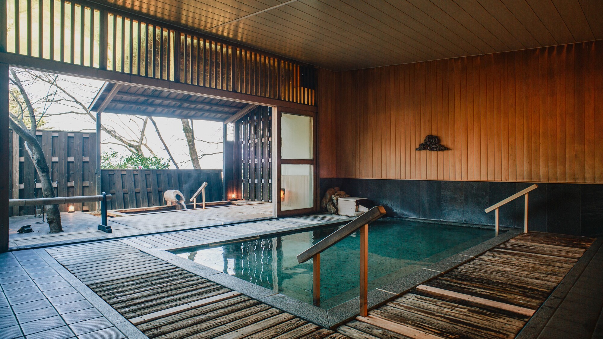 落ち着いた空間の壁面には、湯玉をモチーフにした金工のオブジェが趣を添えています。