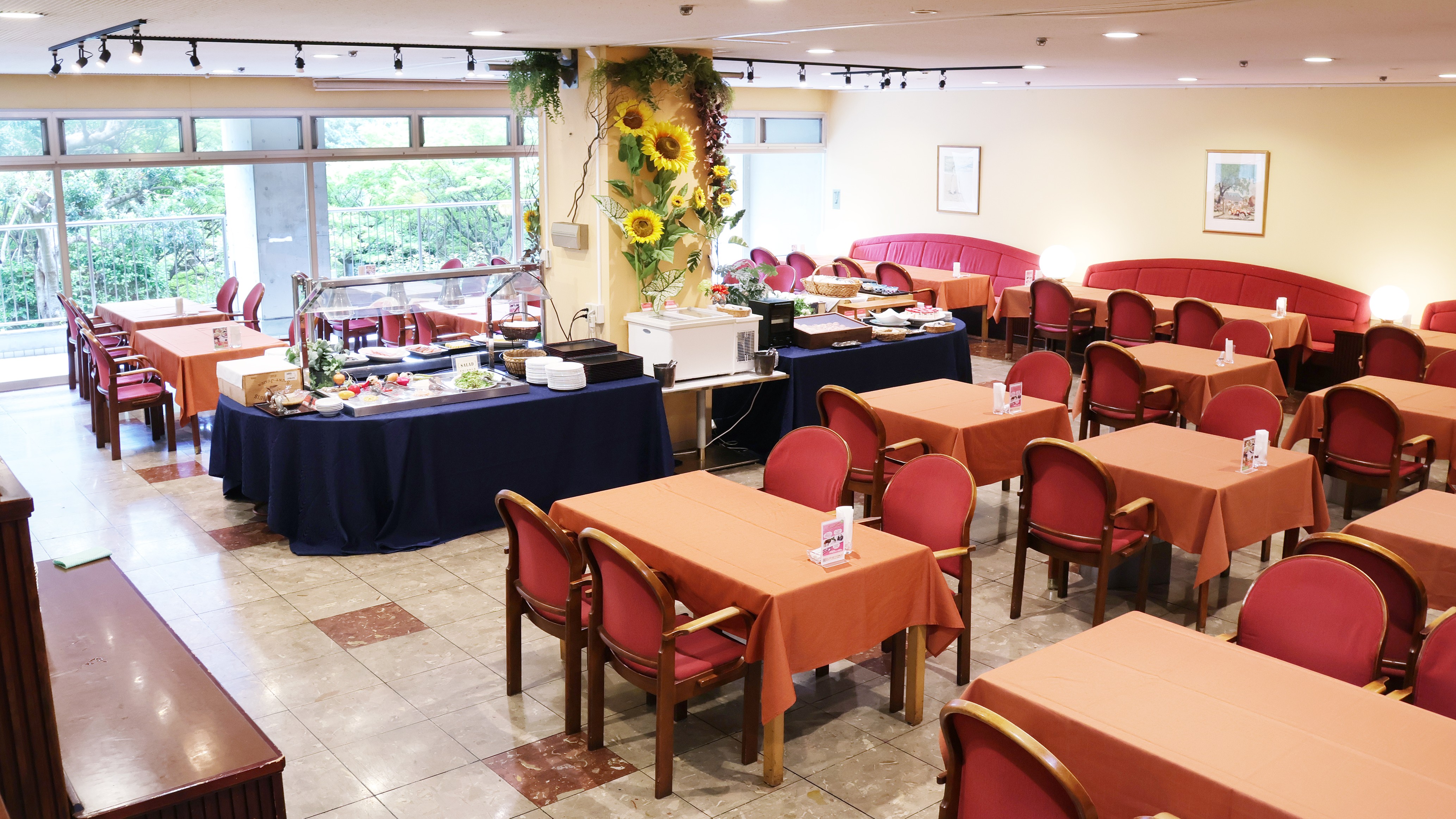 レストラン「クレセント」店内