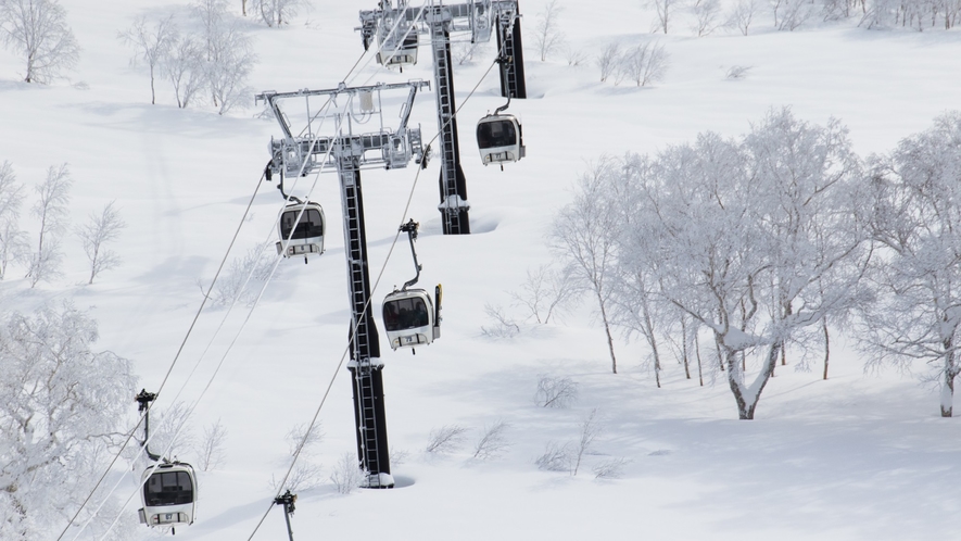 ◆アクティビティ｜ニセコビレッジ・スキーリゾート直結、目の前は初心者コースで初めてのスキーも安心。
