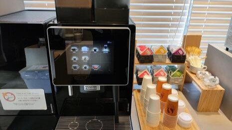 ラウンジのドリンクはご自由にお飲みください。