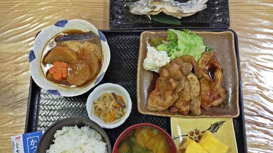 夕食一例、名物のイワナの塩焼きが付いてます